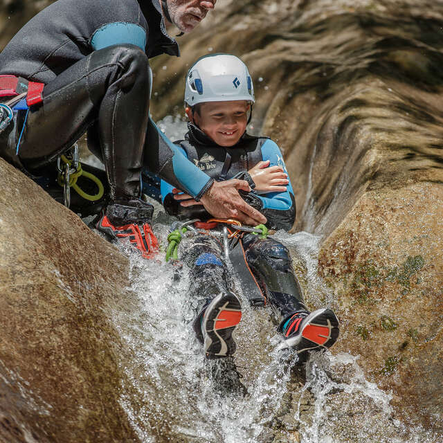 Canyoningtocht onder begeleiding: een wilde ontdekkingstocht tussen rots en waterval!