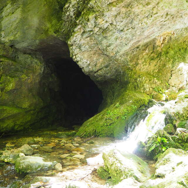 En passant par la Grotte du  Loup