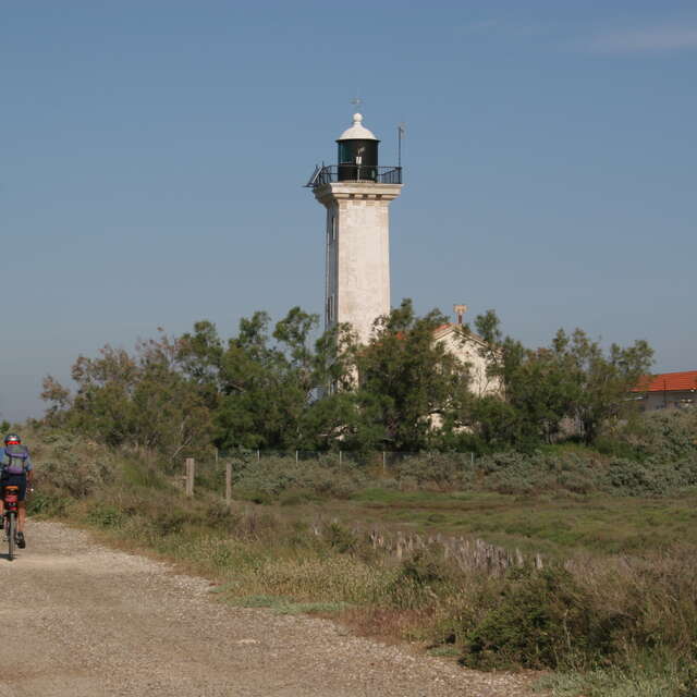 Le phare de la Gacholle et la digue à la mer