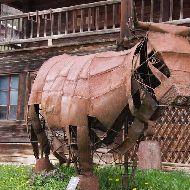 Cow Art : sculpture "Margaret, the Iron Queen"