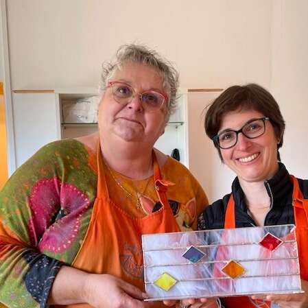 Plongez dans l’art du vitrail et vivez une expérience lumineuse et créative
