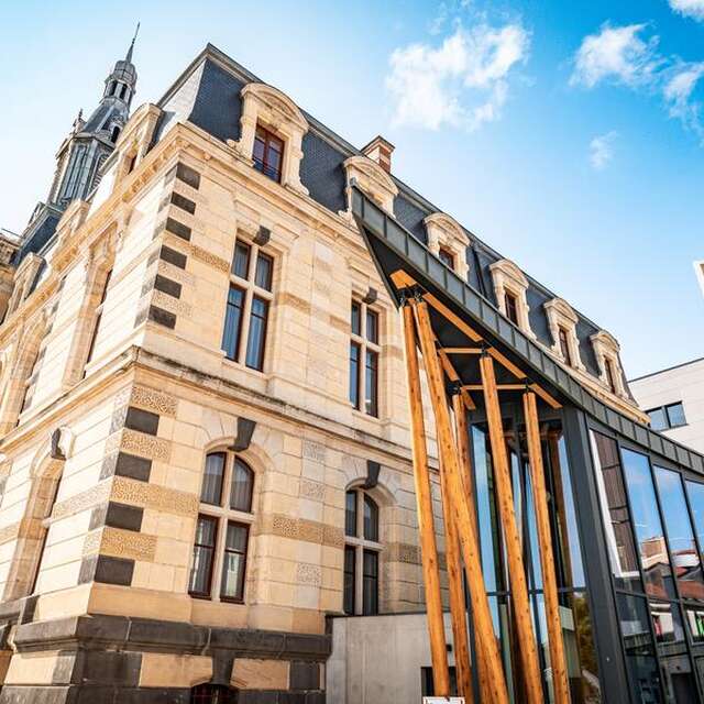 L'hôtel de ville et son quartier