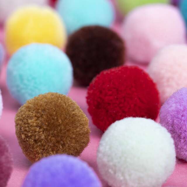 Atelier Pompons monstres - L'été à Beauséjour