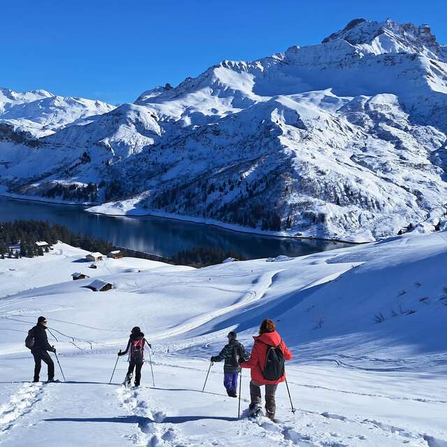 Randonnée raquettes à la journée au Lac de Roselend