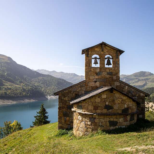 Village, mountain pasture, dam, cheese: group visits