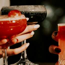 Apéritifs au lobby à L'Eden Rose