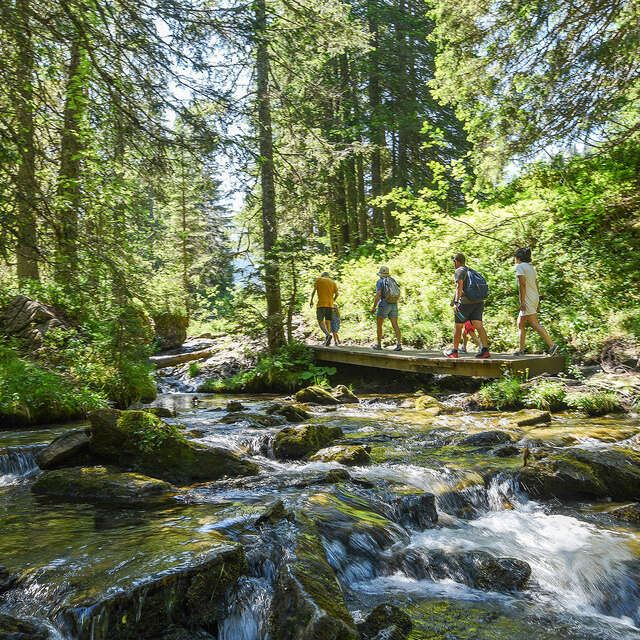 Hiking trail: from Lindarets Village to Brochaux Waterfall