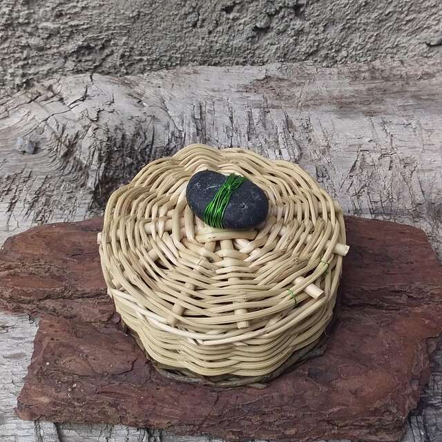 Atelier de vannerie: confection d'une mangeoire ronde pour les oiseaux