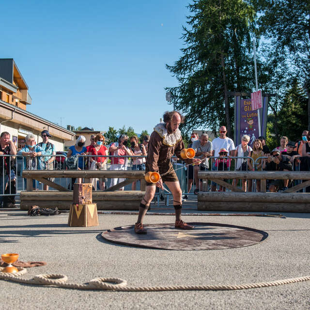 Girostatus - Spectacle Est Dans La Rue