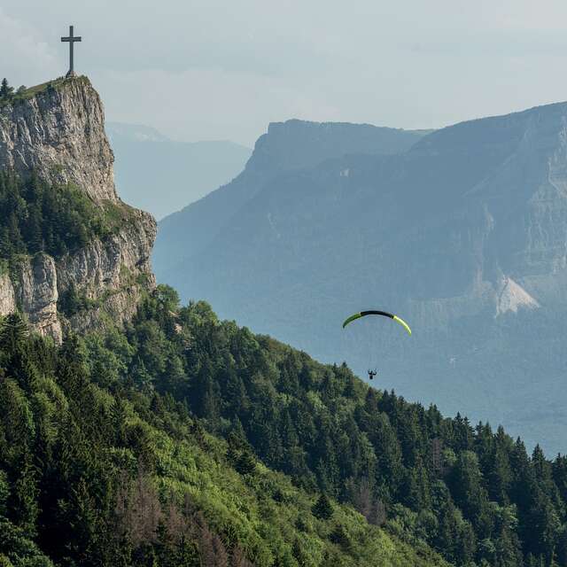 La croix du Nivolet depuis le Plateau Sud