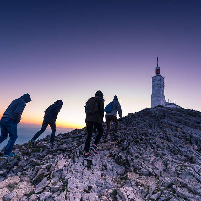 Aufstieg auf den Mont Ventoux bei Nacht, um den Sonnenaufgang zu beobachten - AVentoux'Rando