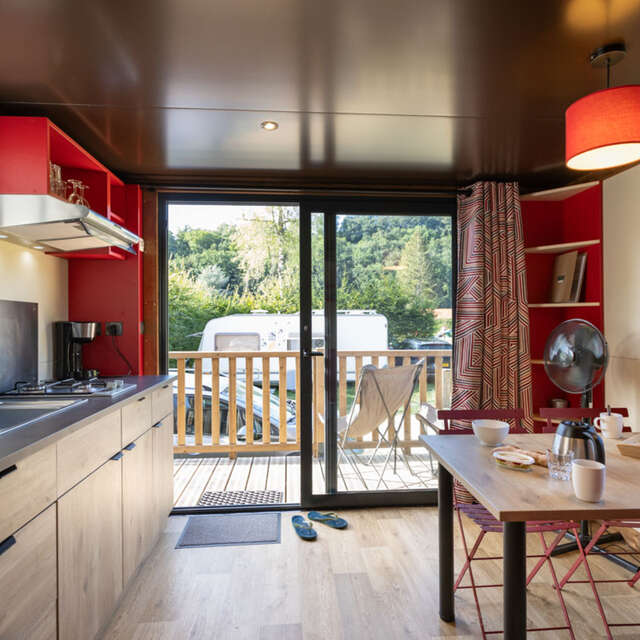 Roulottes en bois au Camping Huttopia Divonne