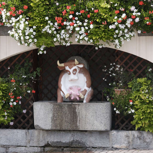 Cow Art : sculpture "The Fountain Cow"