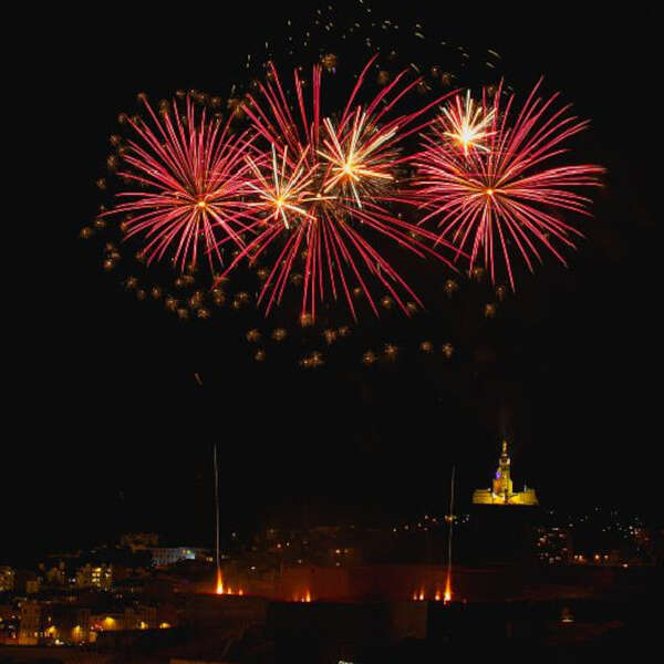Spectacle de drones et feu d'artifice