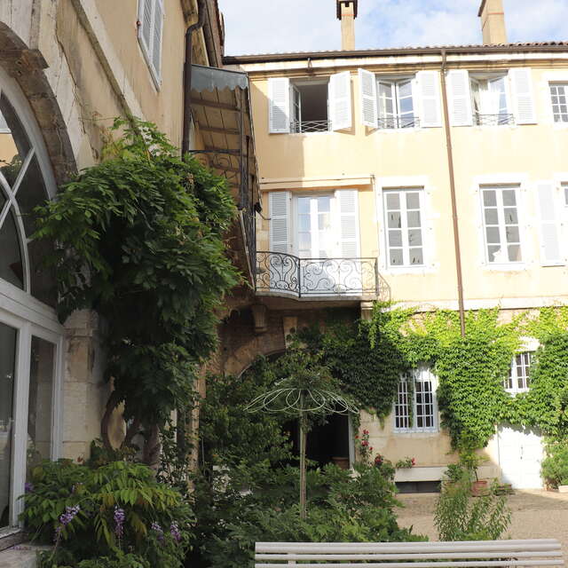 L'hôtel Cabuchet, côté rue, côté cour