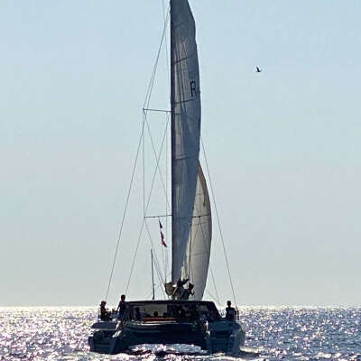 Catamaran à voile dans les îles du Frioul. Départ Mucem