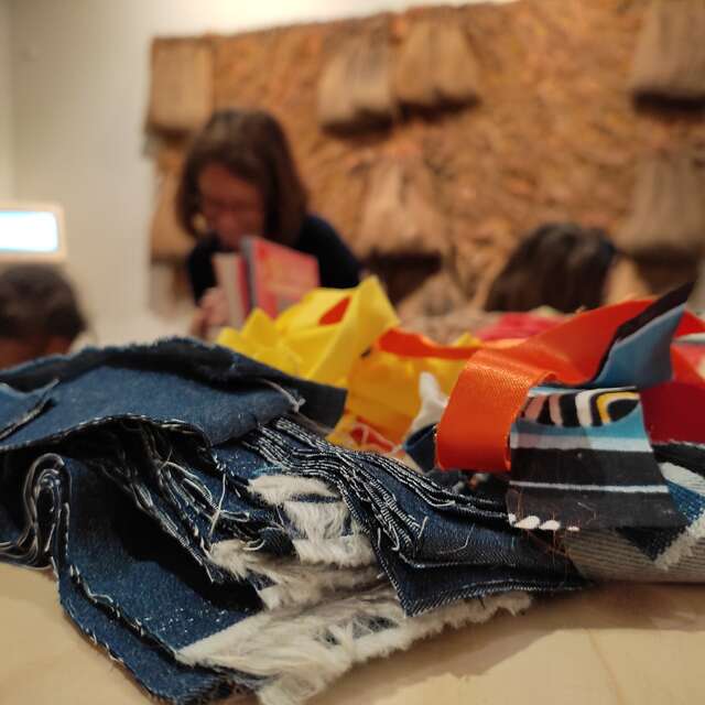 De fil en fil: Mission tissage au musée Jean Lurçat