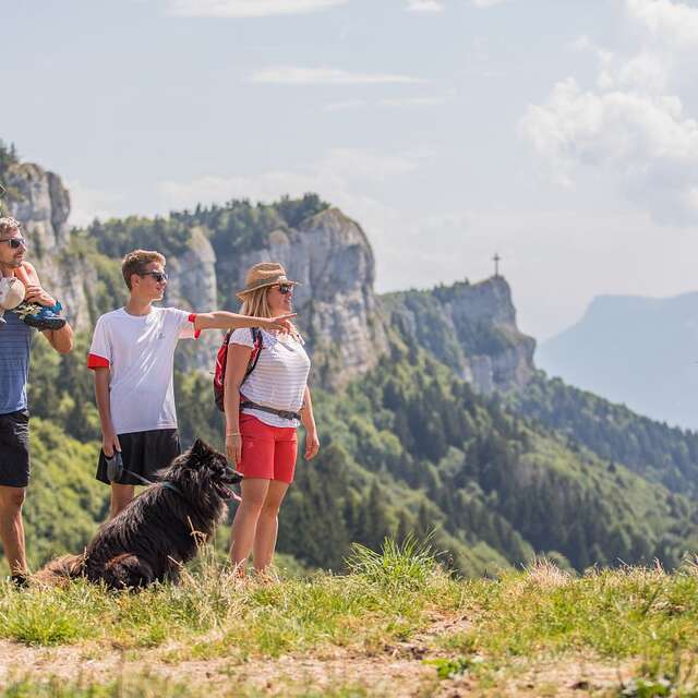 La croix du Nivolet depuis Le Sire