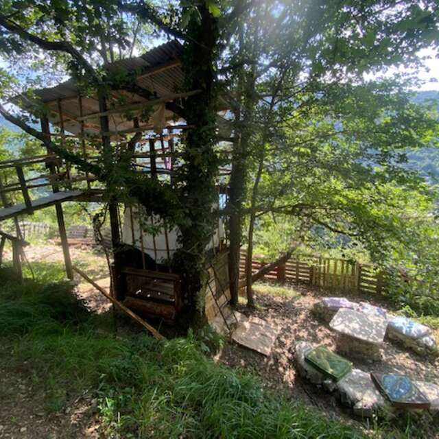 Chambre d'hôtes Gaïa Luna "Huttli la tente dans les arbres" (Huttli tent in the trees)