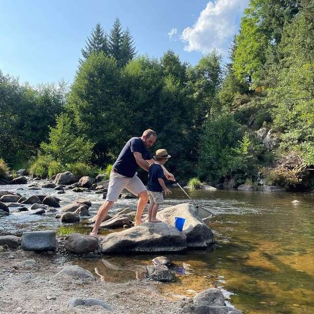 Enfiler ses bottes pour la pêche aux écrevisses