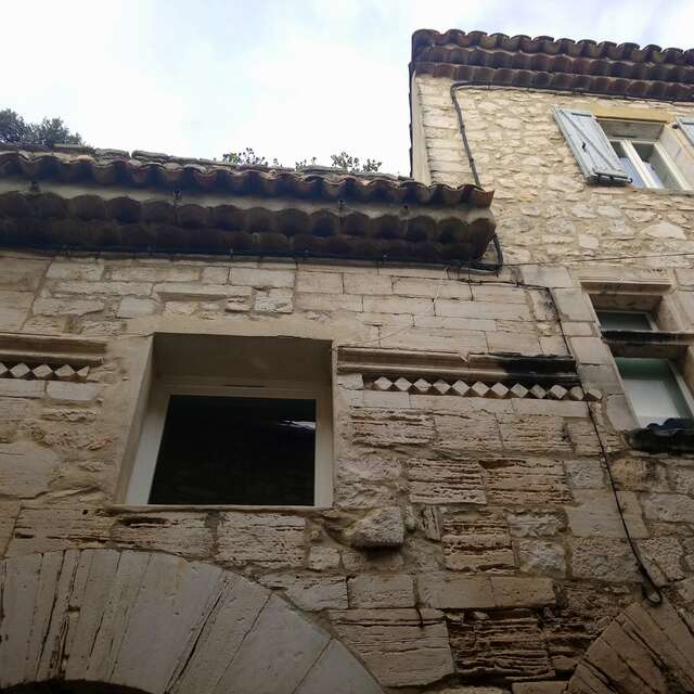 Les maisons romanes à Vézénobres