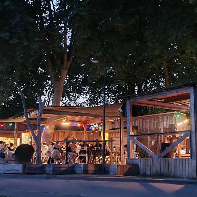 Guinguette En Rouge et Loire