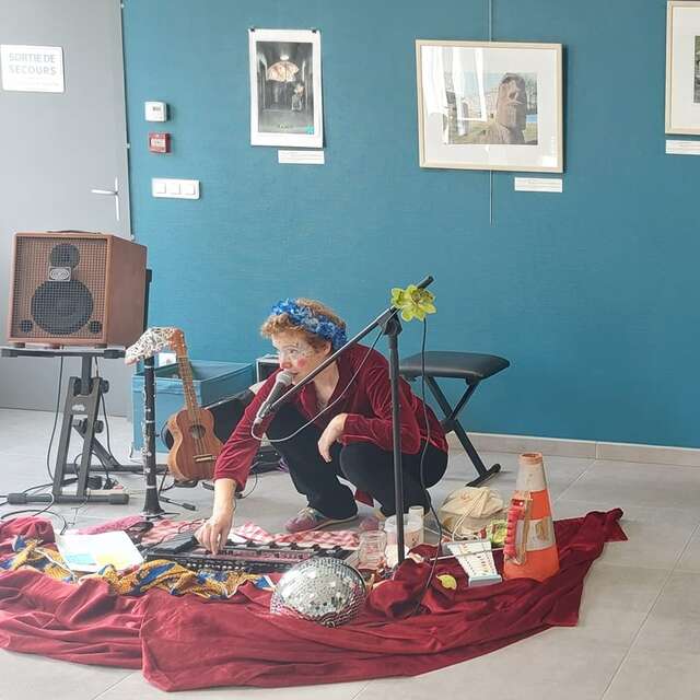 Concert carte postale par la Compagnie l'Emballée