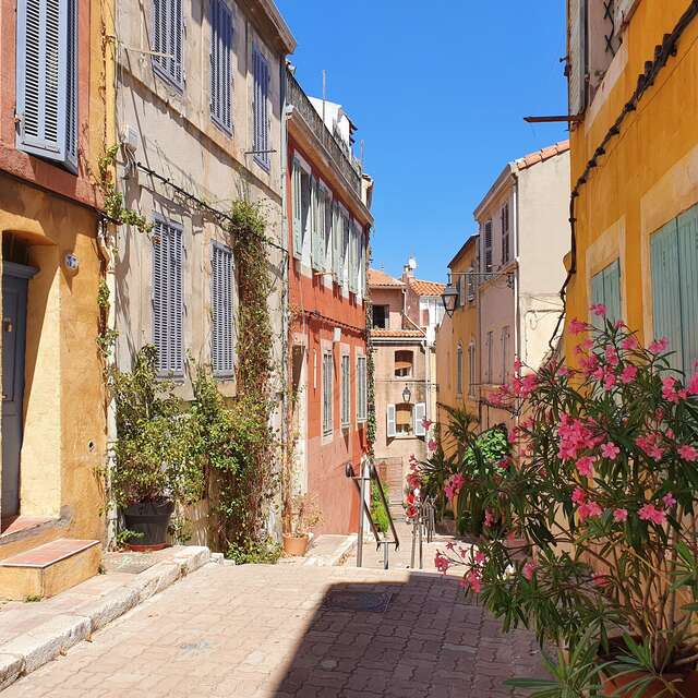 Histoire, rencontres avec les artisans, pétanque et pastis