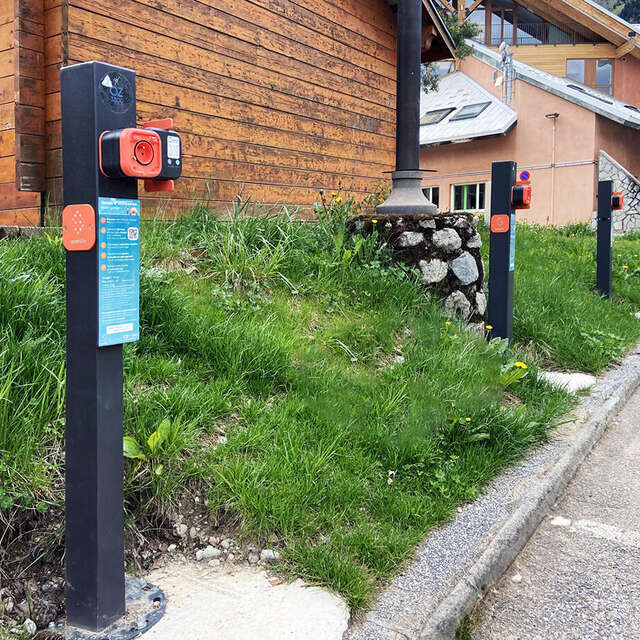 Electric vehicle charging station