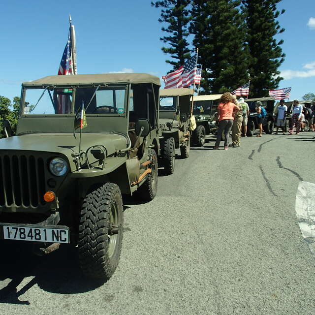 Exposition de Jeep et de matériel Seconde Guerre mondiale