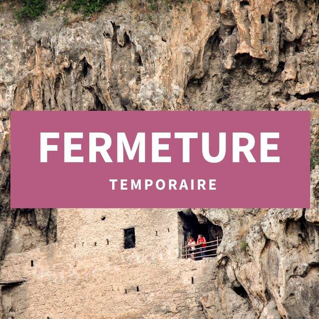 Habitats troglodytes dans le rocher de tuf