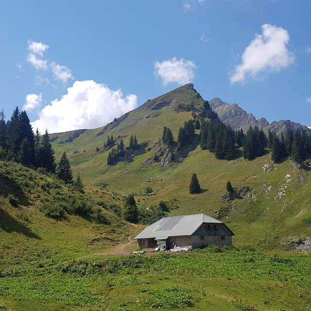 Tour pédestre de la Pointe des Mattes en 2 jours avec nuit en refuge