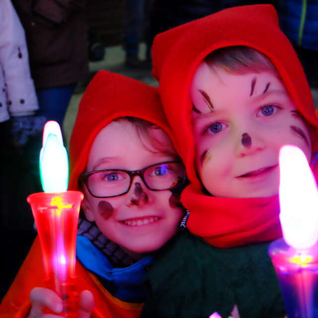 Fackelabstieg der Kinder nach Tovats