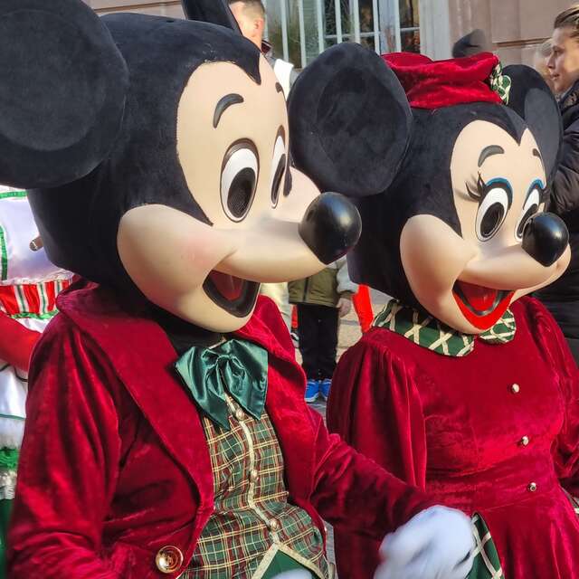 Parade Disney Noël Coeur Historique de Fréjus