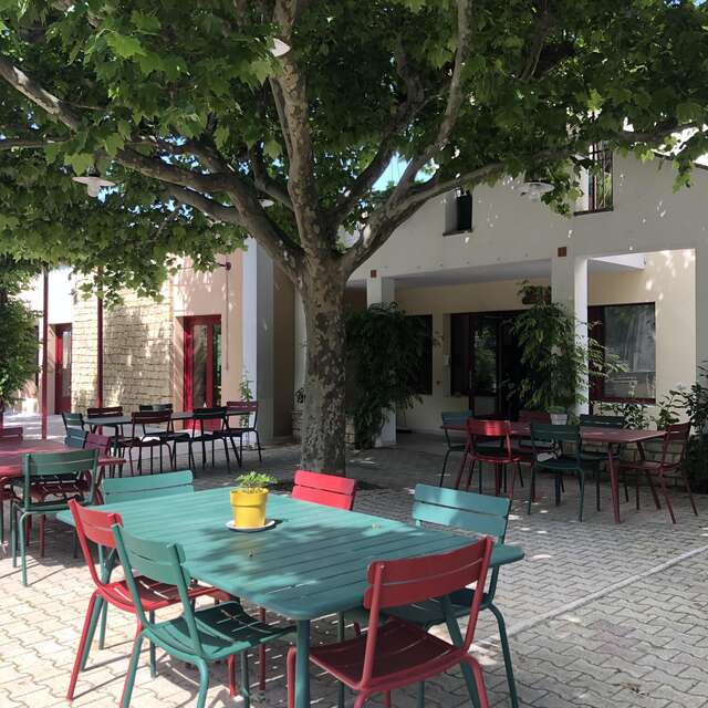 Gîte d'étape et de séjour associatif de Gigondas les Dentelles de Montmirail (Etappen- und Aufenthaltsunterkunft)
