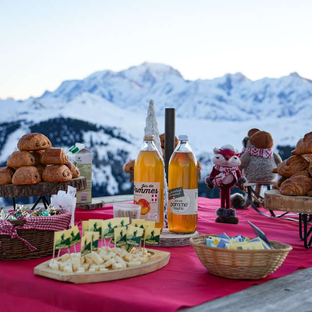 Petit déjeuner au sommet, face au Mont Blanc