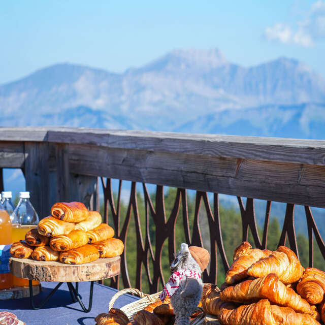 Petit-déjeuner au sommet été, face au Mont Blanc