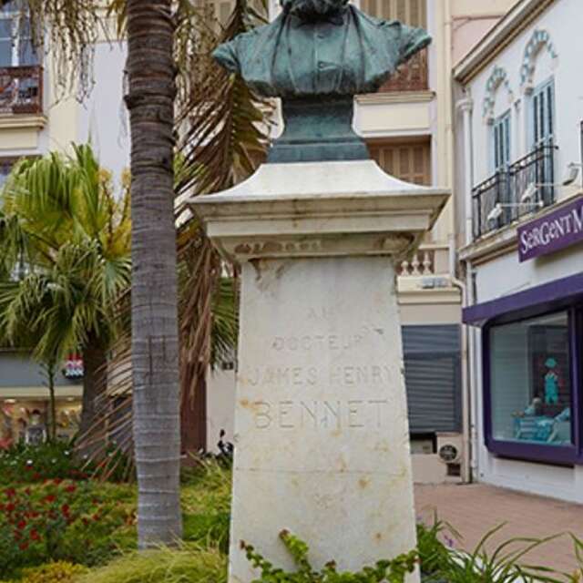 Square Henry Benett