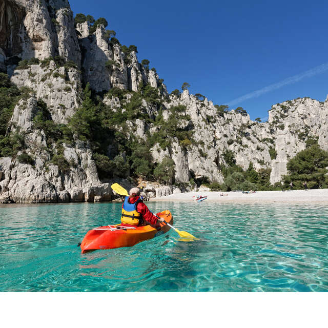 Randonnée en kayak de mer avec un guide 4H dans les calanques