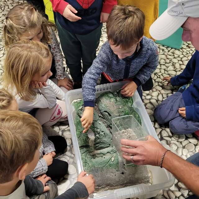 Atelier conte : La vie insoupçonnée des cailloux [en classe]