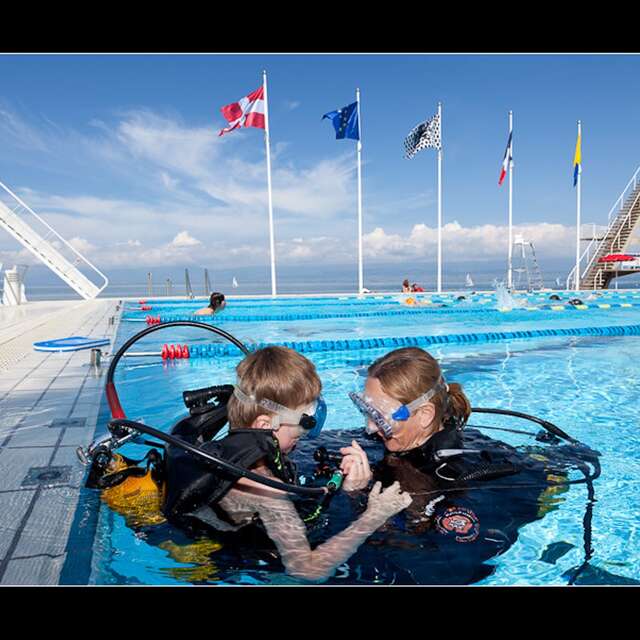 Battesimo d'immersione in una piscina