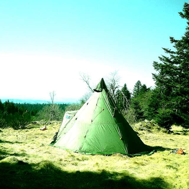 Journée petits trappeurs : club nature enfants d'une journée en pleine montagne sous un tipi