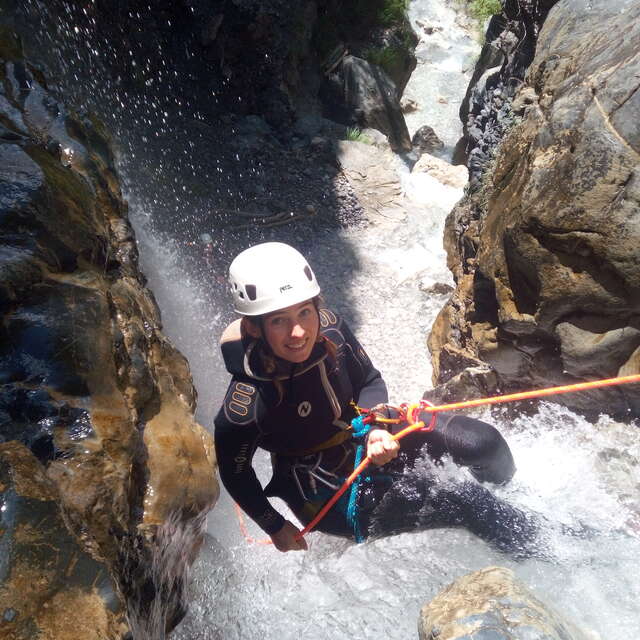 Rappels sous cascades ensoleillées