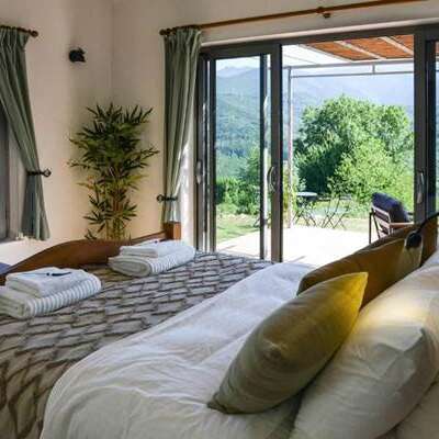 Retraite de randonneurs en montagne à Roquefixade