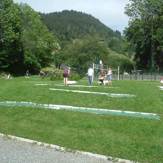 Rencontre amicale de mini-golf pour enfants