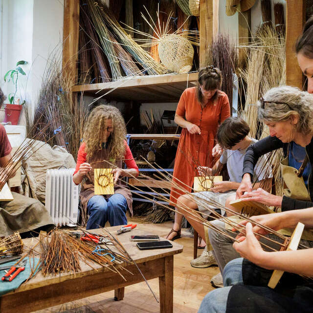 Atelier de vannerie : fabrication d'une mangeoire à oiseaux