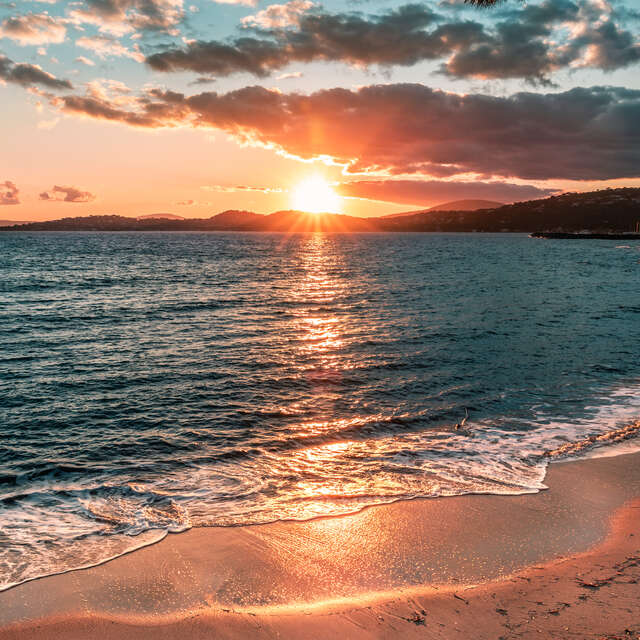 Sunset over the Calanques guided tour