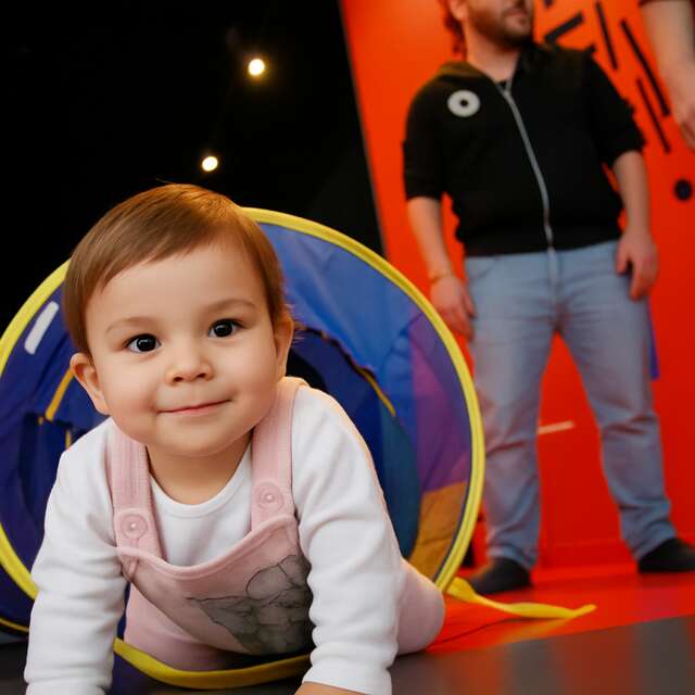 Bébé bouge au musée