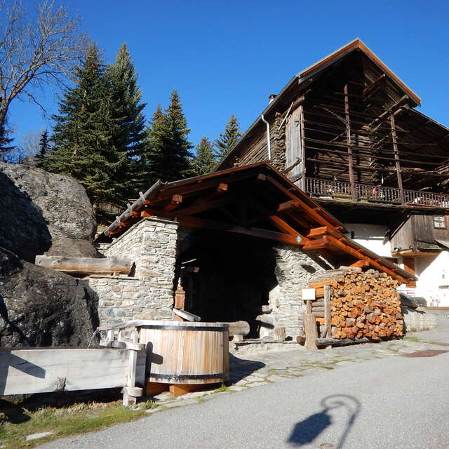 Discover the buildings of Molines Village