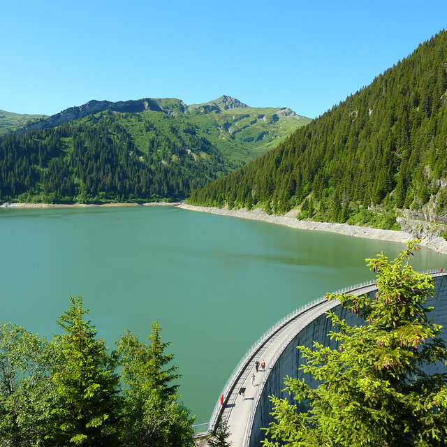 Easy-going walk: Saint Guérin lake and dam